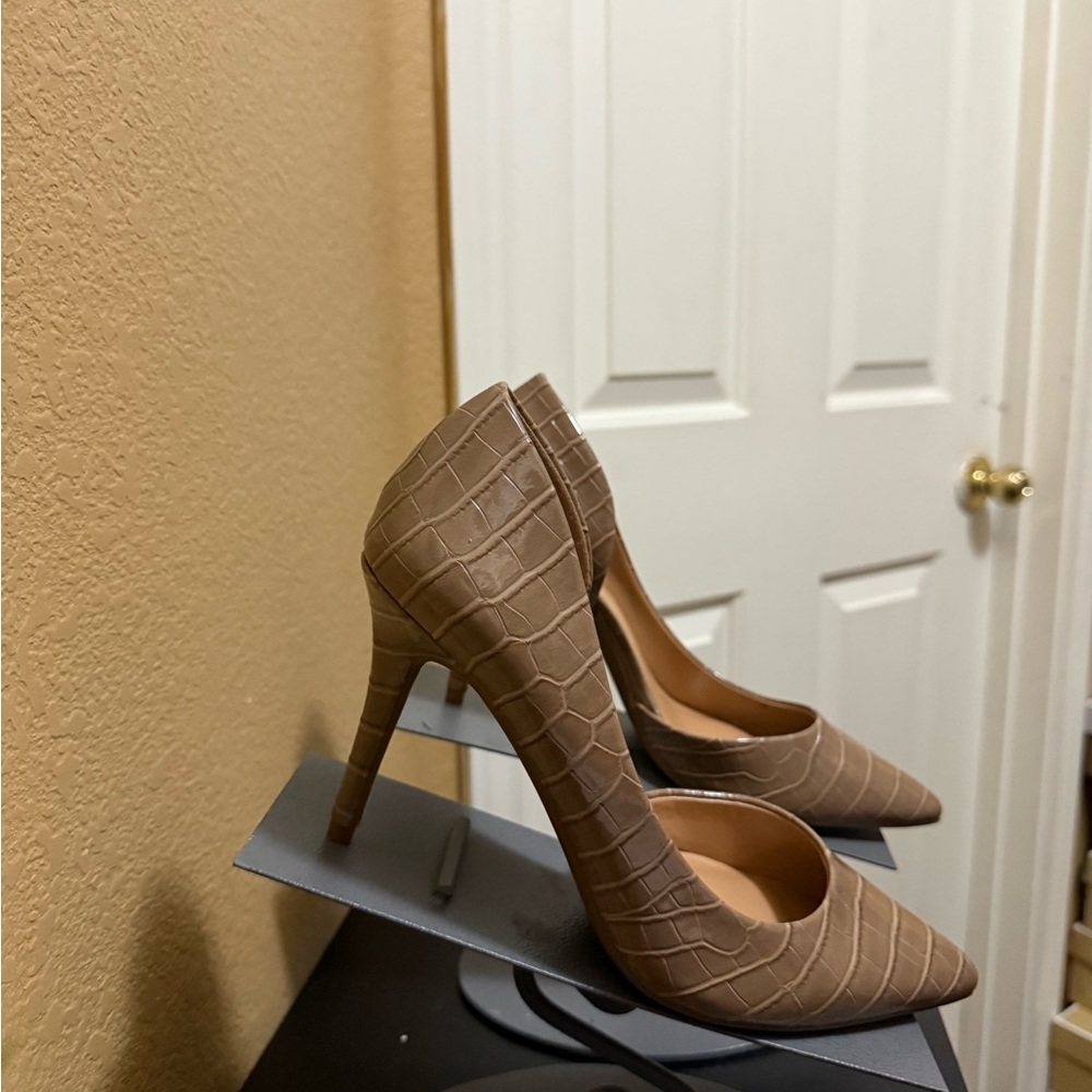 Jessica Simpson JP- Lovvy heel Size 9 in Croc Patent Leather Crystal Taupe NIB